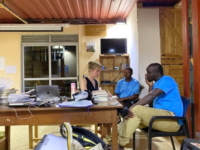 A group of people sitting at a table with laptopsDescription automatically generated with medium confidence